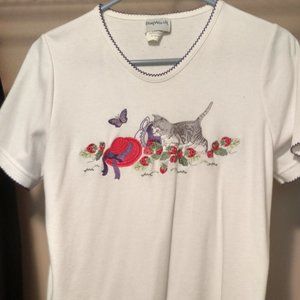 A top with a kitten, red hat, flowers & butterfly.